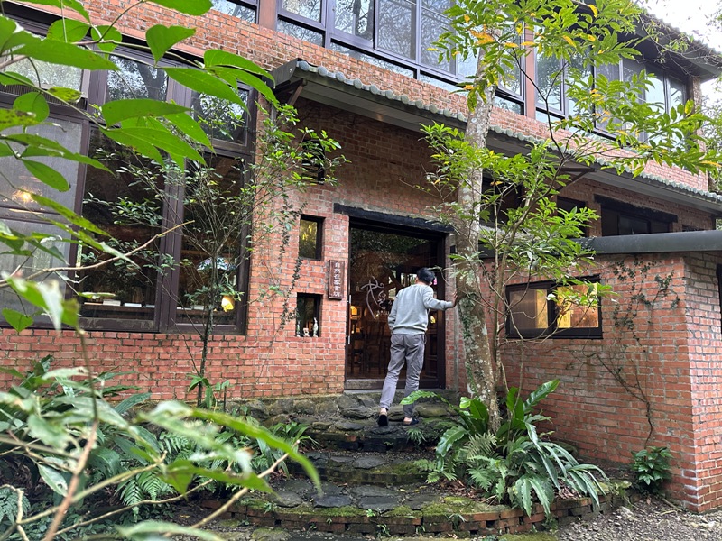 nature092304 尖石-自然在家書坊 紅瓦綠樹青山環繞 森林系咖啡館