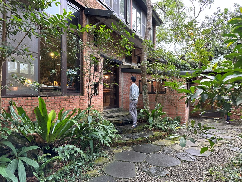 nature092305 尖石-自然在家書坊 紅瓦綠樹青山環繞 森林系咖啡館