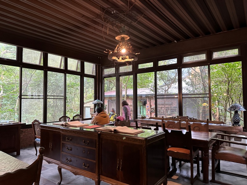 nature092310 尖石-自然在家書坊 紅瓦綠樹青山環繞 森林系咖啡館