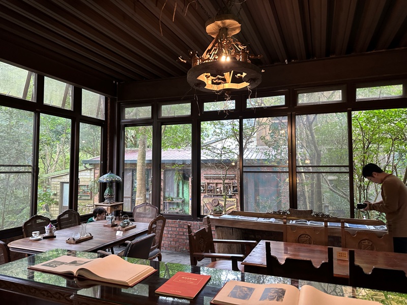nature092311 尖石-自然在家書坊 紅瓦綠樹青山環繞 森林系咖啡館