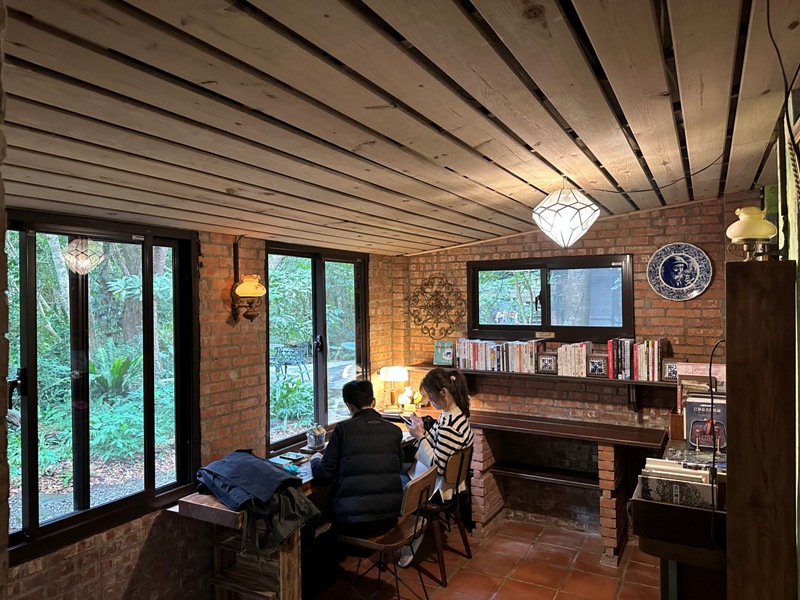 nature092314 尖石-自然在家書坊 紅瓦綠樹青山環繞 森林系咖啡館