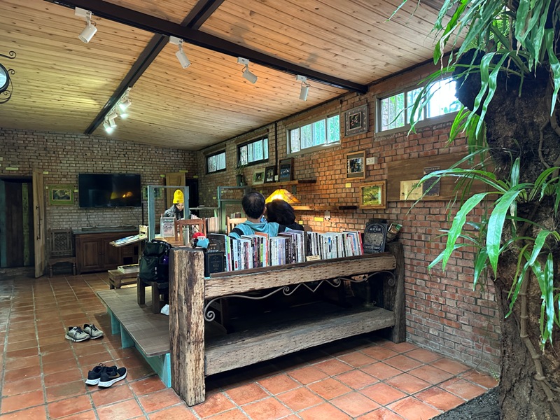 nature092318 尖石-自然在家書坊 紅瓦綠樹青山環繞 森林系咖啡館