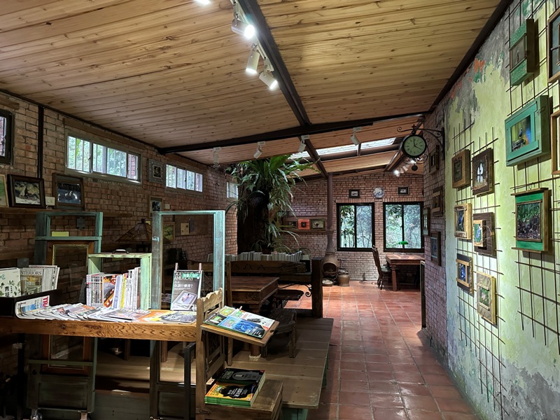nature092319 尖石-自然在家書坊 紅瓦綠樹青山環繞 森林系咖啡館