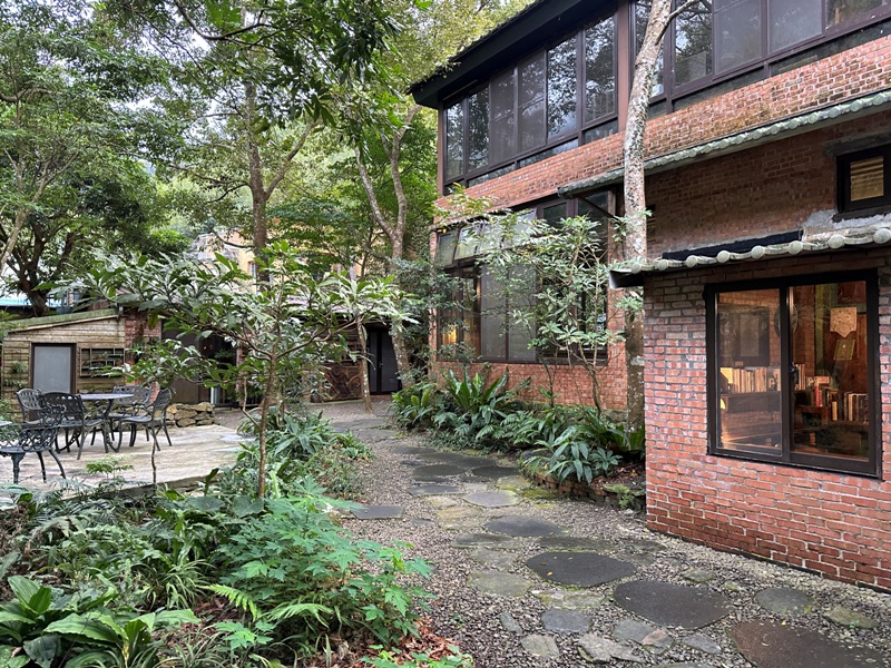 nature092326 尖石-自然在家書坊 紅瓦綠樹青山環繞 森林系咖啡館