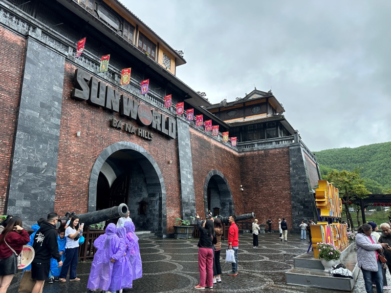 banahill04 Danang-Bana Hill巴拿山 法國小鎮雲霧飄渺 佛手橋萬頭鑽動