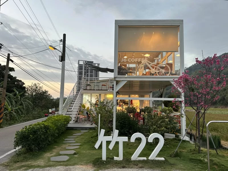 芎林-J6 Coffee覓境咖啡 田間小徑的白色貨櫃小屋