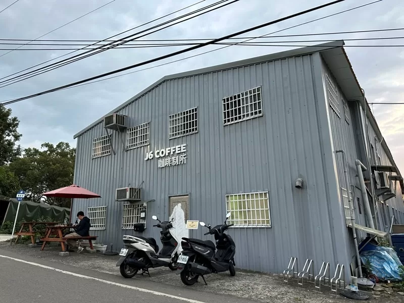 J6coffee04-jpg 芎林-J6 Coffee覓境咖啡 田間小徑的白色貨櫃小屋