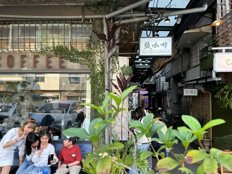 豐原-駿咖啡 隱身鬧區巷弄老宅 二樓有回家的氣氛