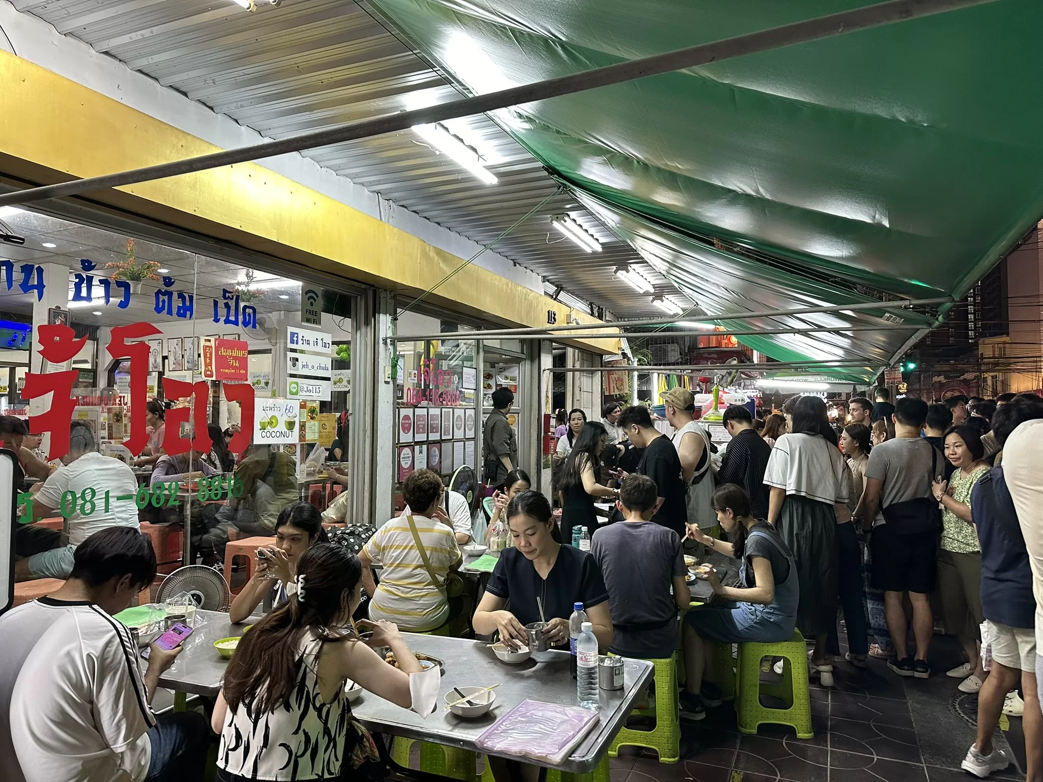 Bangkok-朱拉隆功大學 一流學府一流小吃街 必比登推薦泡麵門庭若市