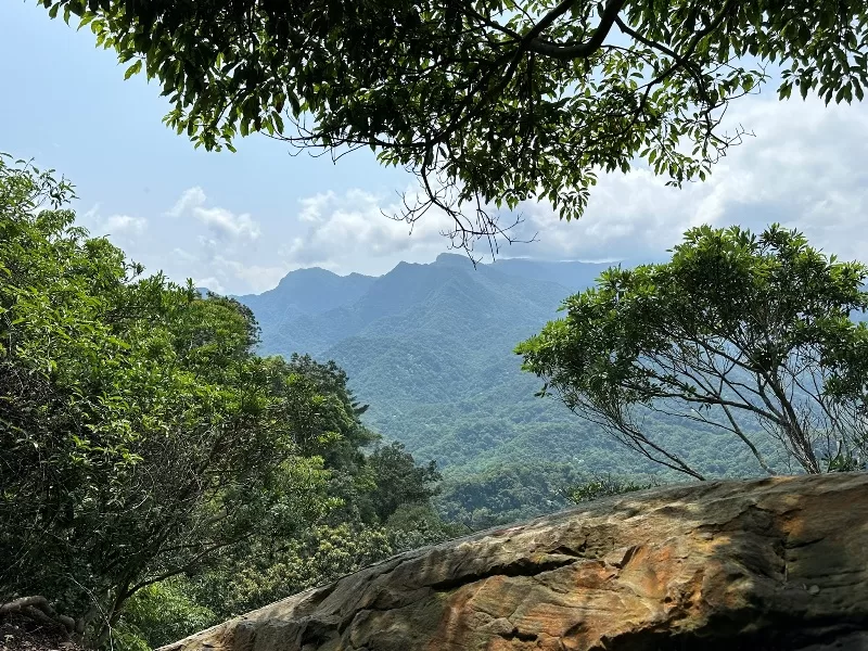 shiniuu03-jpeg 關西-景觀好路線多變 被震成兩半的石牛山巨石