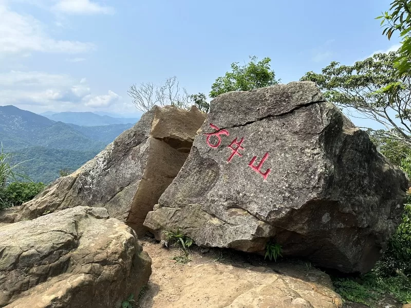 shiniuu04-jpeg 關西-景觀好路線多變 被震成兩半的石牛山巨石