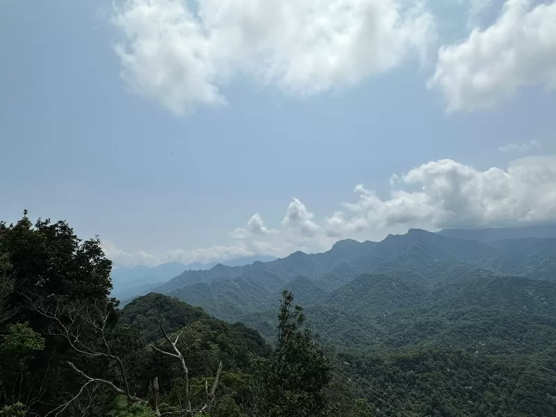 shiniuu06-jpeg 關西-景觀好路線多變 被震成兩半的石牛山巨石