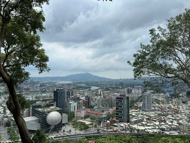 Jiantan07-jpeg 士林-劍潭山親山步道 三角點/微風平台/北眼平台/老地方觀機平台/圓山飯店