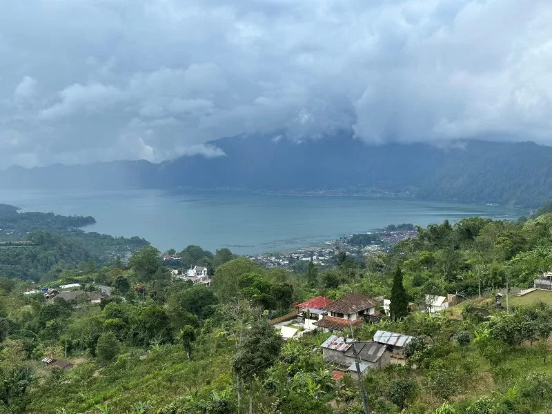 okuta06-jpeg Bali-巴杜爾火山景觀第一排Okuta可愛小店 時晴時雨的美好景色