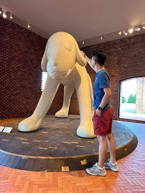 Hirosaki-弘前れんが倉庫美術館 奈良美智白色大狗與蜷川實花