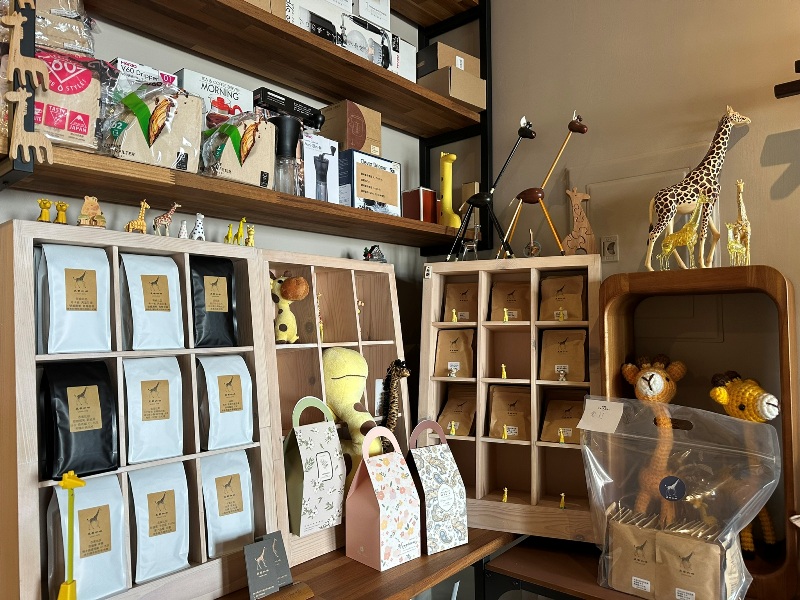 luchaicafe06 安平-鹿柴咖啡 滿滿長頸鹿的擺設 安平港邊可愛小店