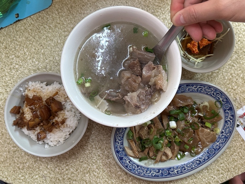 silodien3 台南北區-必比登推薦西羅殿 牛腩湯拼盤 都超水準