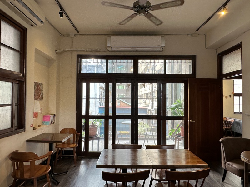 ShiuJiou17 板橋-旭舊咖啡 老宅紅門懷舊風