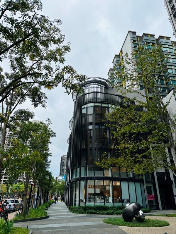 新竹東區-硬咖啡Cafe !N進駐新竹天母 極簡風清爽明亮