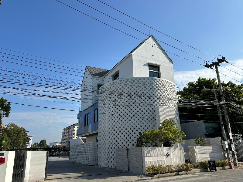 alga7 Chiang Mai-Alga Cafe純白簡約 清爽的一杯咖啡