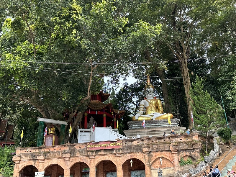 atwodragons03 Chiang Mai-清邁名勝雙龍寺 金色佛塔開闊城景