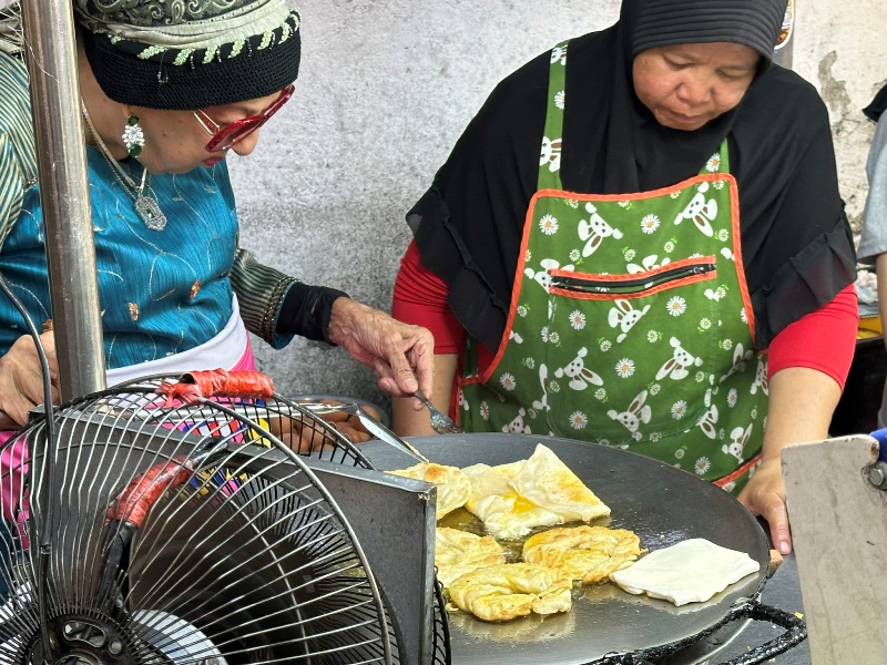 Khao-Soi-Mae-Sai4 Chiang Mai-塔佩門旁 必比登認證的迷人街邊小吃Roti Pa Dae香蕉煎餅