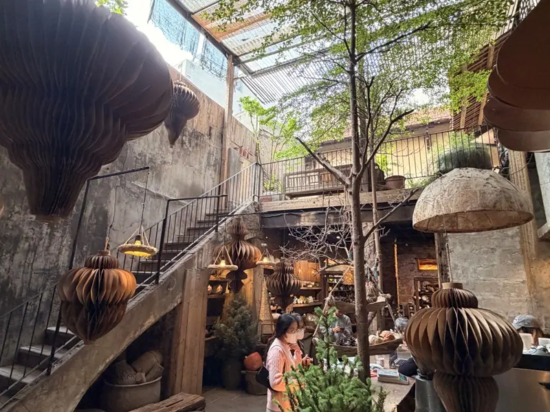 maykitchen21105 Hanoi-大紅門 清晨天井的清靜May Kitchenware & Café河內網紅店