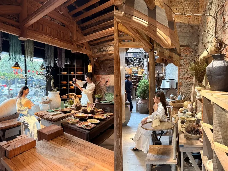 maykitchen21106 Hanoi-大紅門 清晨天井的清靜May Kitchenware & Café河內網紅店