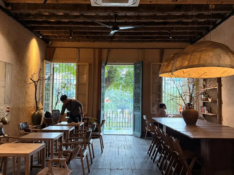 maykitchen21109 Hanoi-大紅門 清晨天井的清靜May Kitchenware & Café河內網紅店