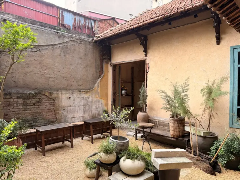 maykitchen21119 Hanoi-大紅門 清晨天井的清靜May Kitchenware & Café河內網紅店