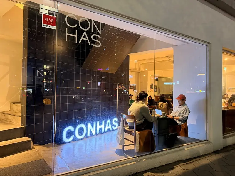 conhas02 Dongdaemun-大片窗戶引入光線與街景 設計感咖啡Conhas DDP