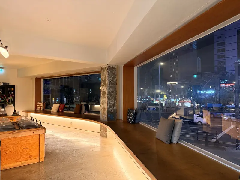 conhas06 Dongdaemun-大片窗戶引入光線與街景 設計感咖啡Conhas DDP