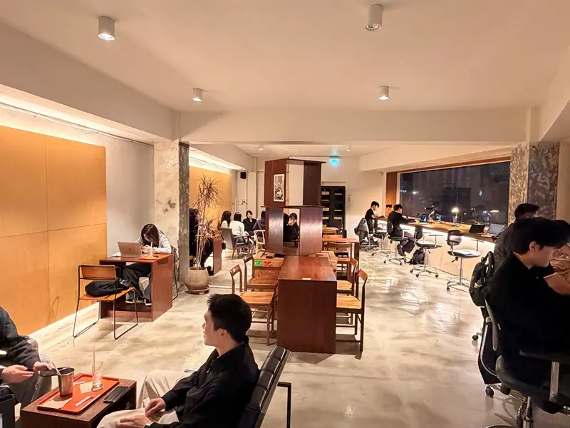 conhas10 Dongdaemun-大片窗戶引入光線與街景 設計感咖啡Conhas DDP