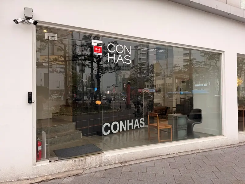 conhas13 Dongdaemun-大片窗戶引入光線與街景 設計感咖啡Conhas DDP