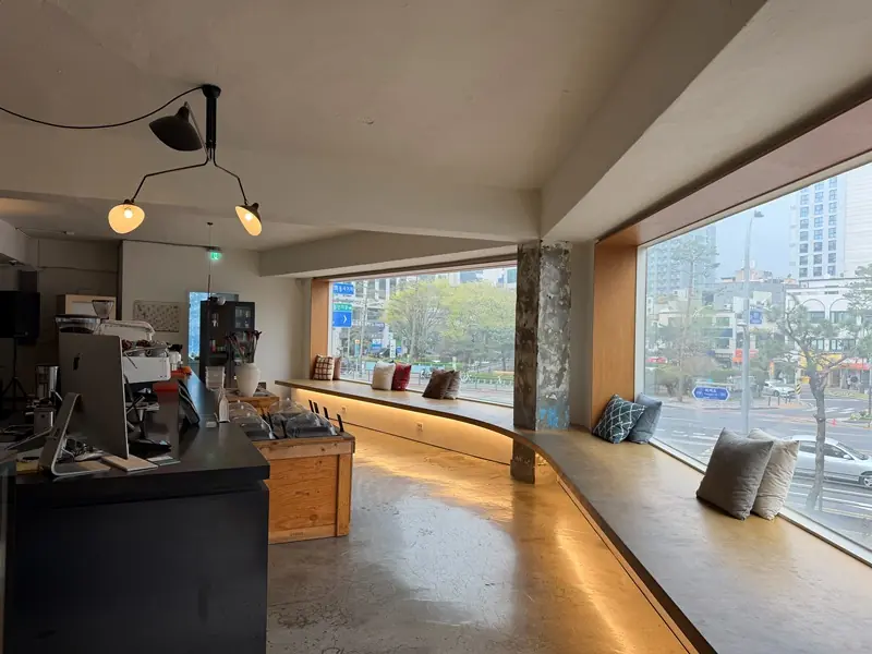 conhas15 Dongdaemun-大片窗戶引入光線與街景 設計感咖啡Conhas DDP