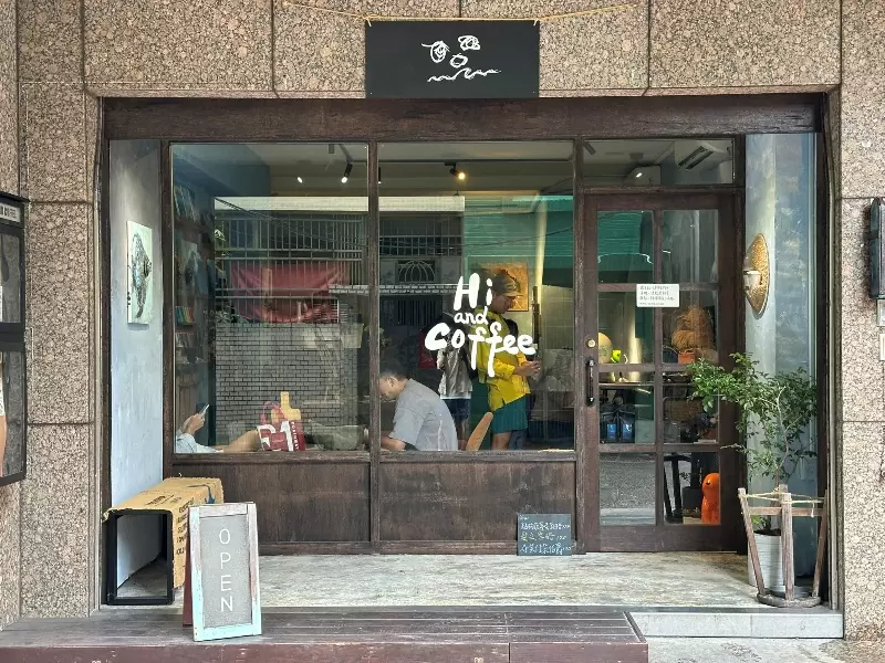hiandcoffee01 基隆信義-海恩咖啡 咖啡館也是畫室...滿室文藝風