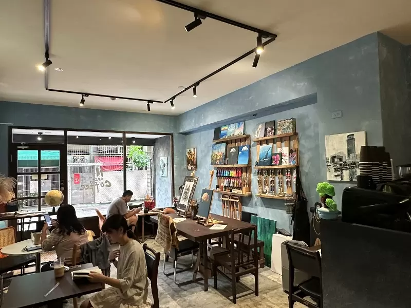 hiandcoffee08 基隆信義-海恩咖啡 咖啡館也是畫室...滿室文藝風