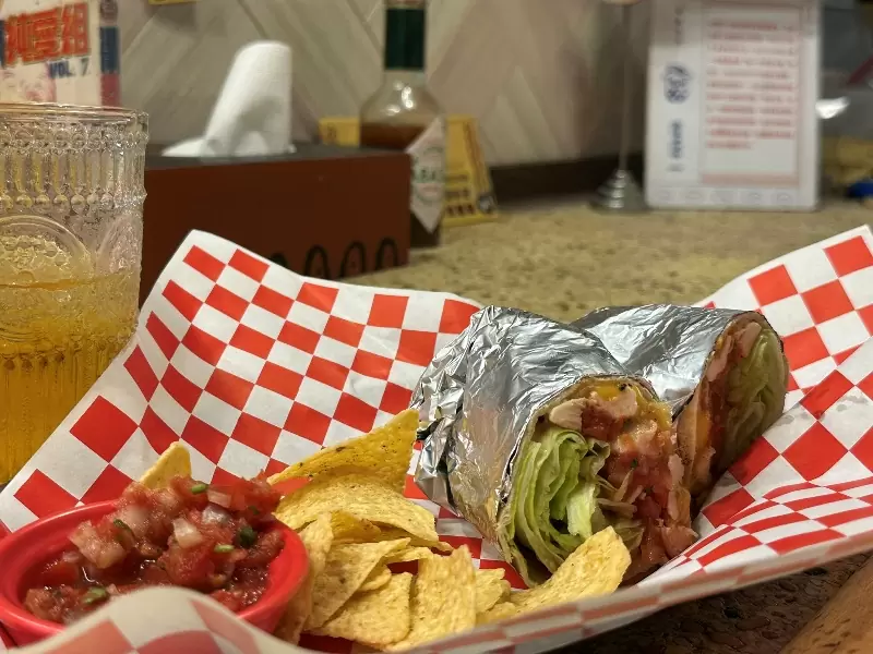 1yenchen9 鹽埕-鹽埕市場 Mad Dog/開壺咖啡 老市場新風味