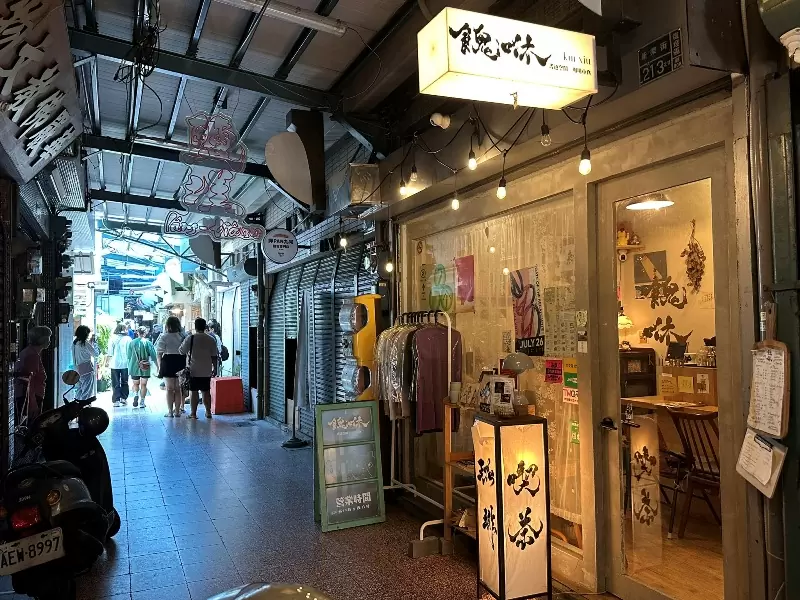 2yenchen4 鹽埕-鹽埕市場 Mad Dog/開壺咖啡 老市場新風味