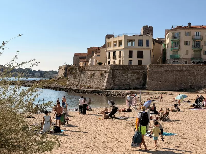 Antibes13 Antibes-陽光下的白色巨人 守著靜謐地中海