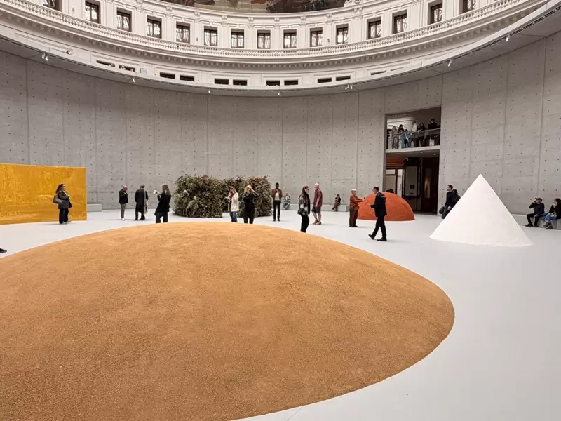 pinault07102 Paris-皮諾私人美術館Bourse de Commerce–Pinault Collection 建築與展品互相襯托