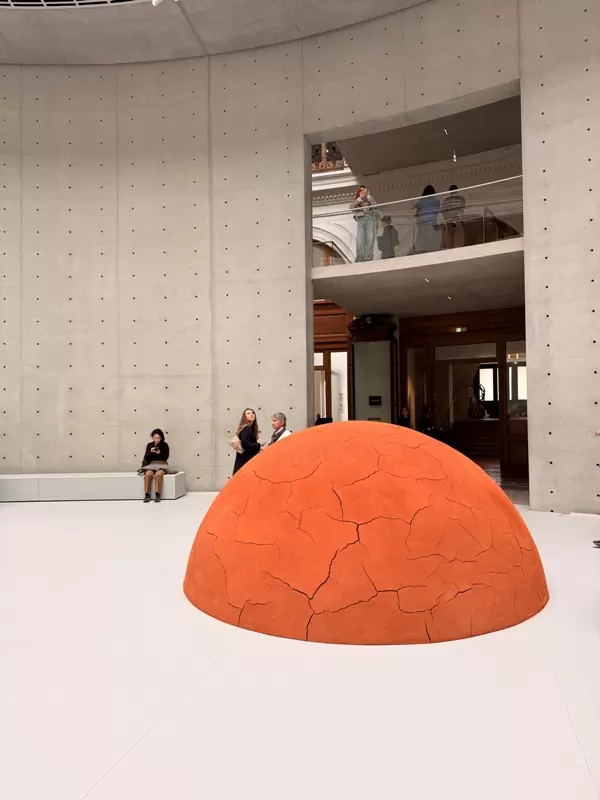 pinault07104 Paris-皮諾私人美術館Bourse de Commerce–Pinault Collection 建築與展品互相襯托