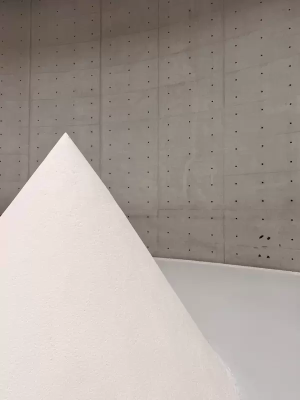 pinault07106 Paris-皮諾私人美術館Bourse de Commerce–Pinault Collection 建築與展品互相襯托