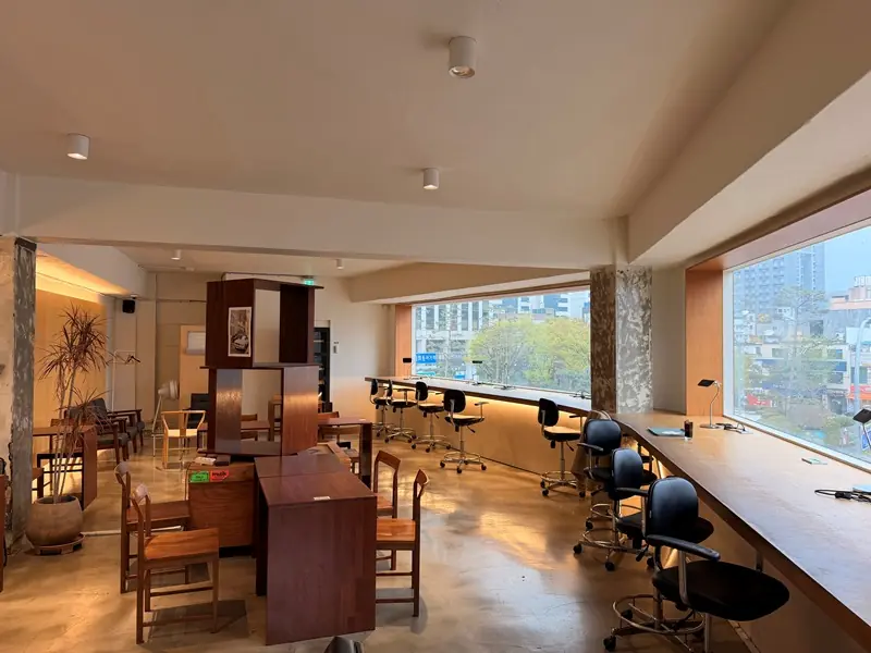 conhas16 Dongdaemun-大片窗戶引入光線與街景 設計感咖啡Conhas DDP