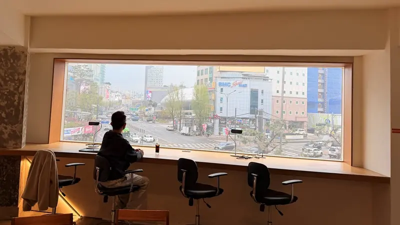 conhas17 Dongdaemun-大片窗戶引入光線與街景 設計感咖啡Conhas DDP