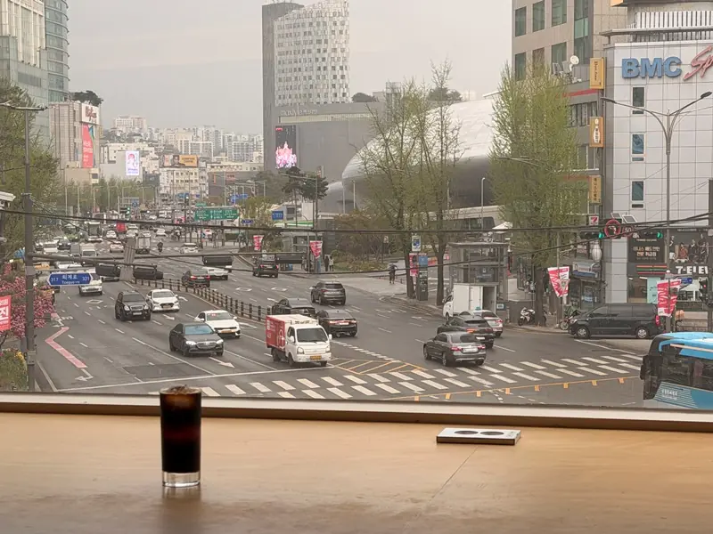 conhas18 Dongdaemun-大片窗戶引入光線與街景 設計感咖啡Conhas DDP