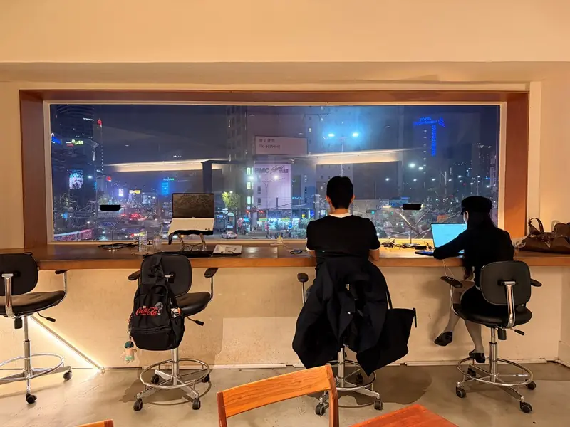 conhas19 Dongdaemun-大片窗戶引入光線與街景 設計感咖啡Conhas DDP